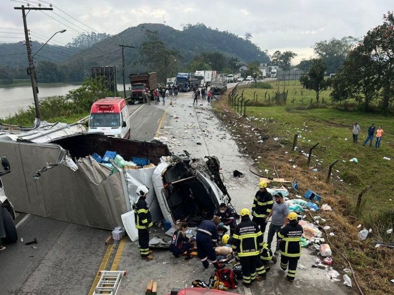 Choque entre dois caminhões deixou motorista gravemente ferido