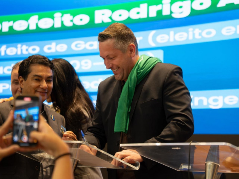 Althoff no momento em que assina ficha no Republicanos, na noite desta sexta-feira (24)