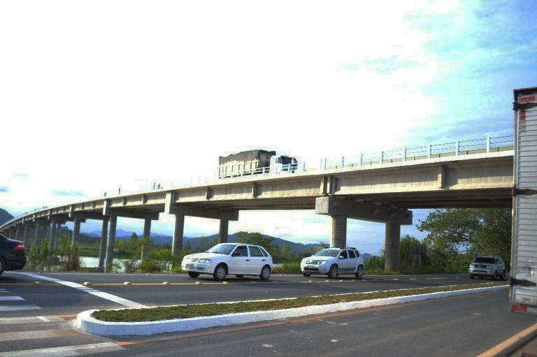 Acesse à ponte é bastante precário e mal sinalizado