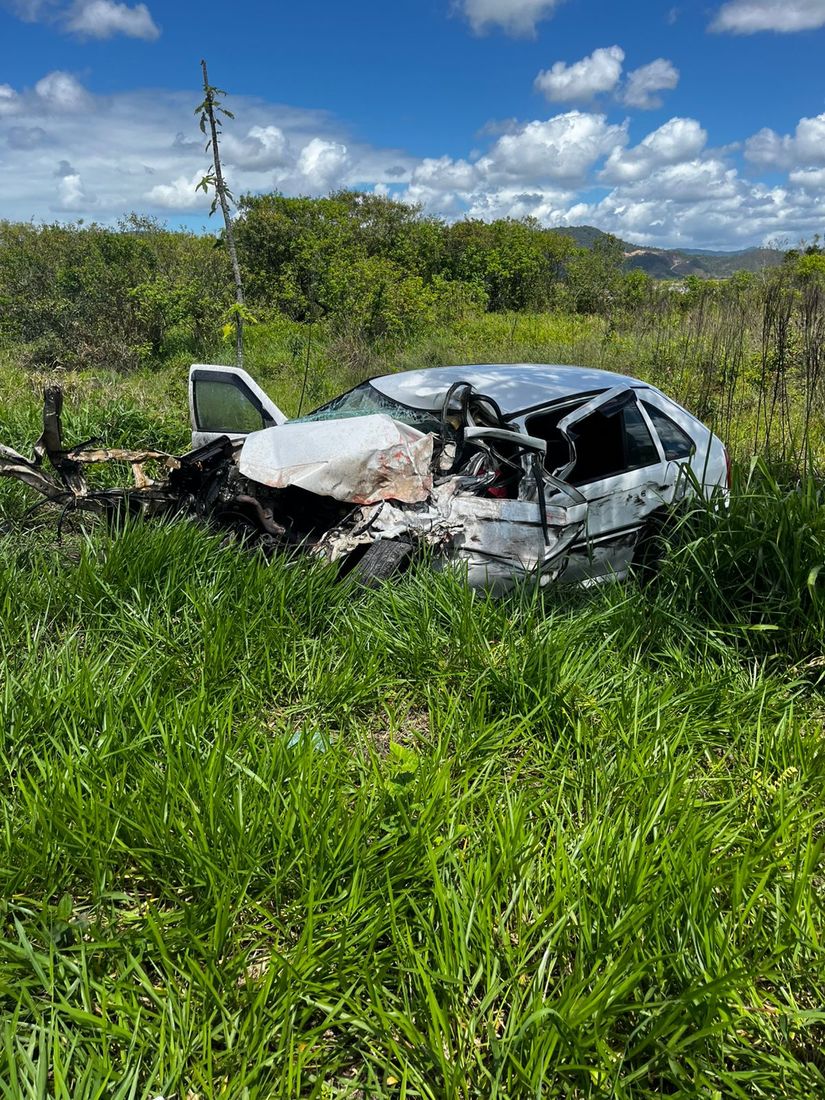 Homem de 73 anos, que dirigia o veículo, morreu prensado entre as ferragens