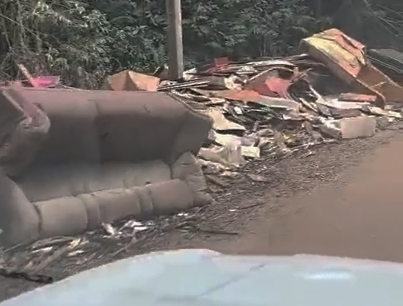 Sofás, pneus, colchões, armários e cadeiras simplesmente jogados na natureza