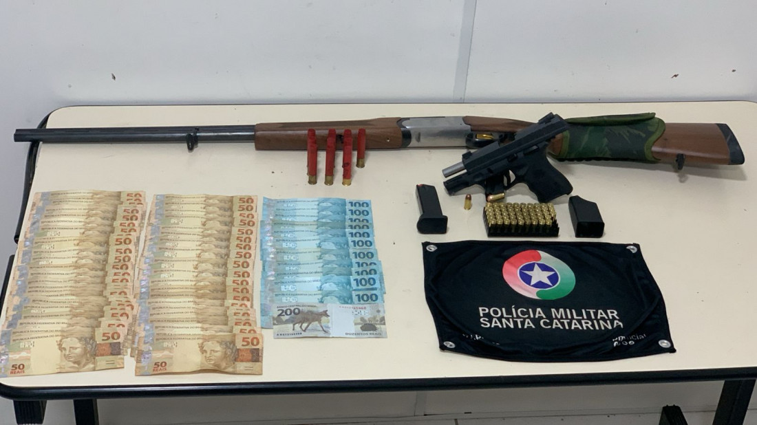 Arma, munição e dinheiro foram apreendidos com o suspeito