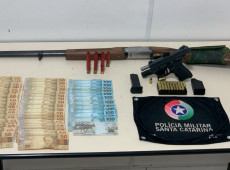 Arma, munição e dinheiro foram apreendidos com o suspeito