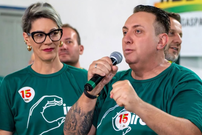 Ciro discursa em evento do MDB, que reuniu mais de cinco mil pessoas em Balneário Camboriú