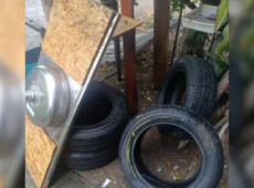 Um dos suspeitos, de 44 anos, foi flagrado por câmeras furtando quatro pneus de uma empresa