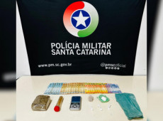 Na tentativa de escapar, o homem correu para seu apartamento e arremessou uma sacola pela janela