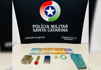 Na tentativa de escapar, o homem correu para seu apartamento e arremessou uma sacola pela janela