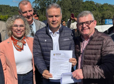 O vereador Dionisio e a deputada Ana Paula na entrega dos pedidos ao ministro Renan Filho