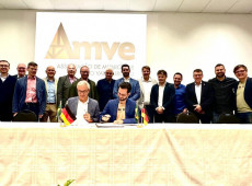 As duas comitivas durante visita à Alemanha