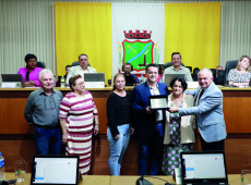 Edson Simon com a família e o vereador José Hilário Melato, propositor da moção