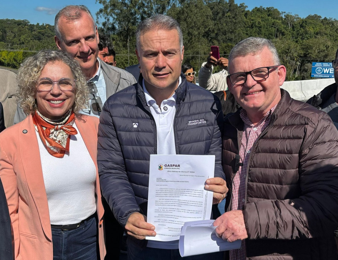 O vereador Dionisio e a deputada Ana Paula na entrega dos pedidos ao ministro Renan Filho