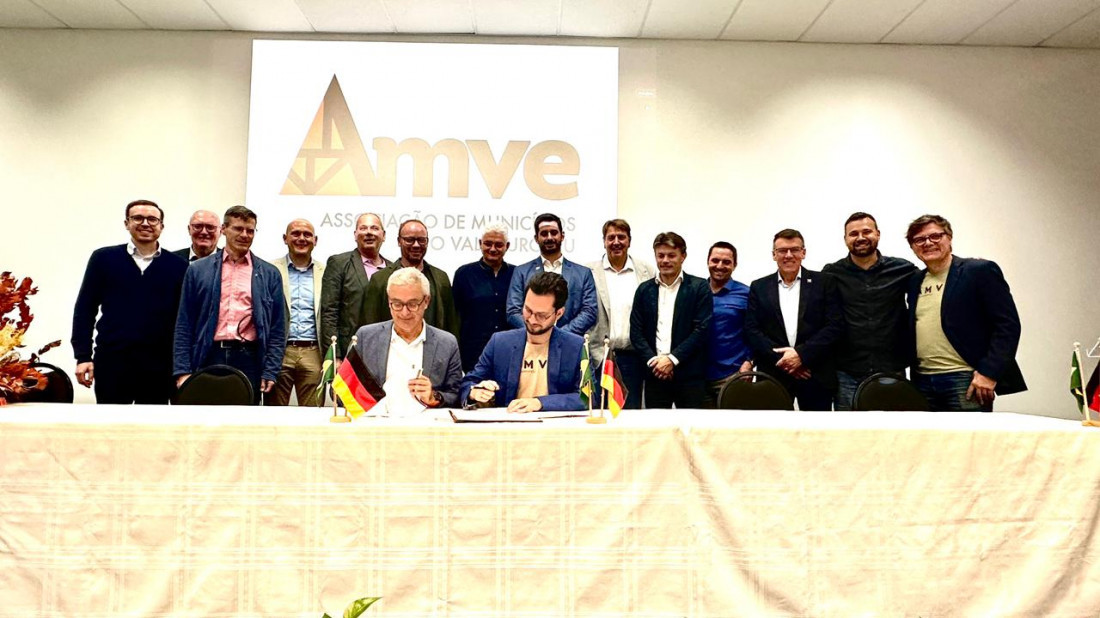 As duas comitivas durante visita à Alemanha