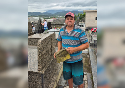 Daniel é presença quase diária no cemitério municipal