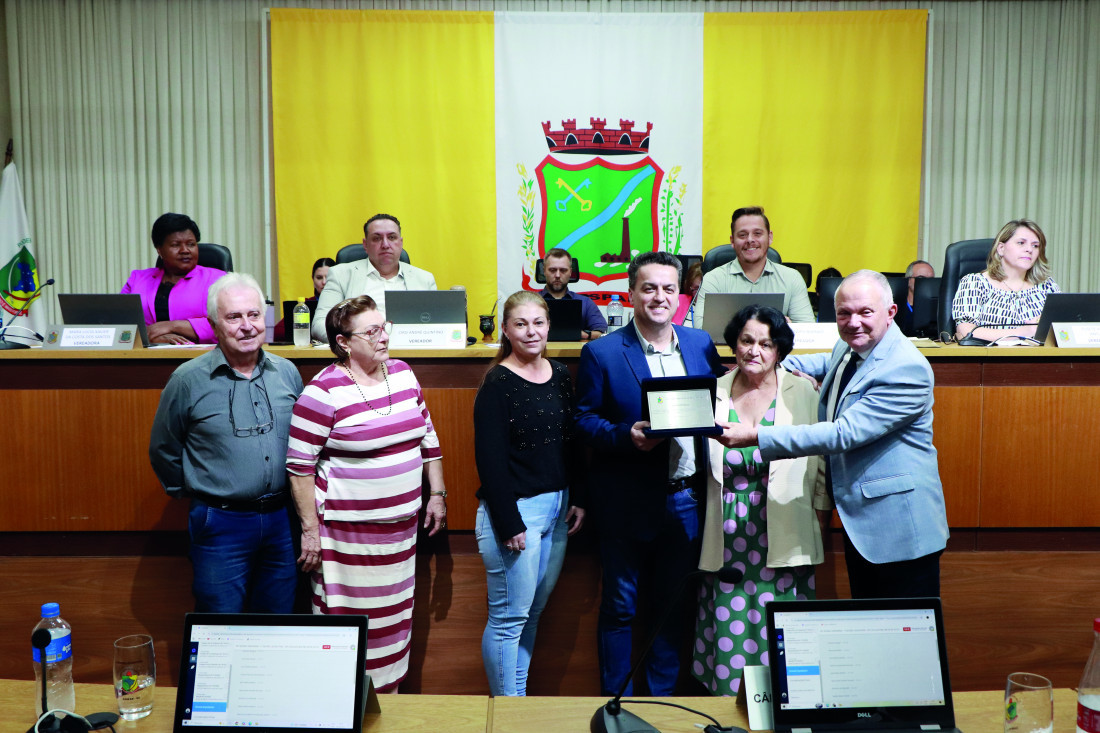 Edson Simon com a família e o vereador José Hilário Melato, propositor da moção