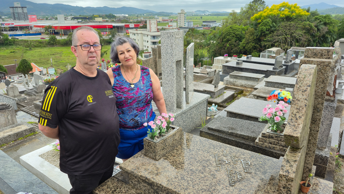 O casal Marcos Francisco e Ana Lúcia mantém a tradição de limpar e embelezar o túmulo da filha, falecida há 28 anos