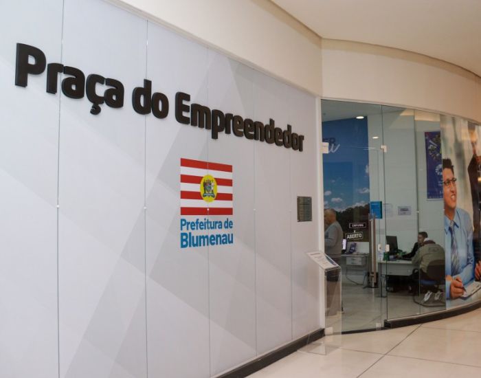 Blumenau realiza semana de regularização para MEIs na Praça do Empreendedor