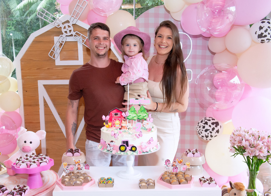 Pequena Martina com os papais Janara e João