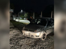 Os suspeitos estavam com quatro celulares, também apreendidos