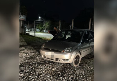 Os suspeitos estavam com quatro celulares, também apreendidos