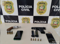 Na casa do suspeito, os agentes encontraram uma pistola calibre .40 sem registro e munições