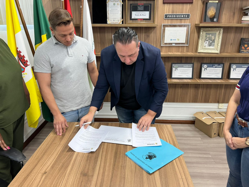 O presidente da CPI, Ciro Quintino (MDB), e o presidente da Câmara, Alex Burnier (PL)