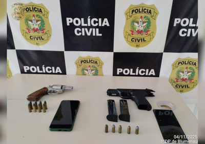 Na casa do suspeito, os agentes encontraram uma pistola calibre .40 sem registro e munições