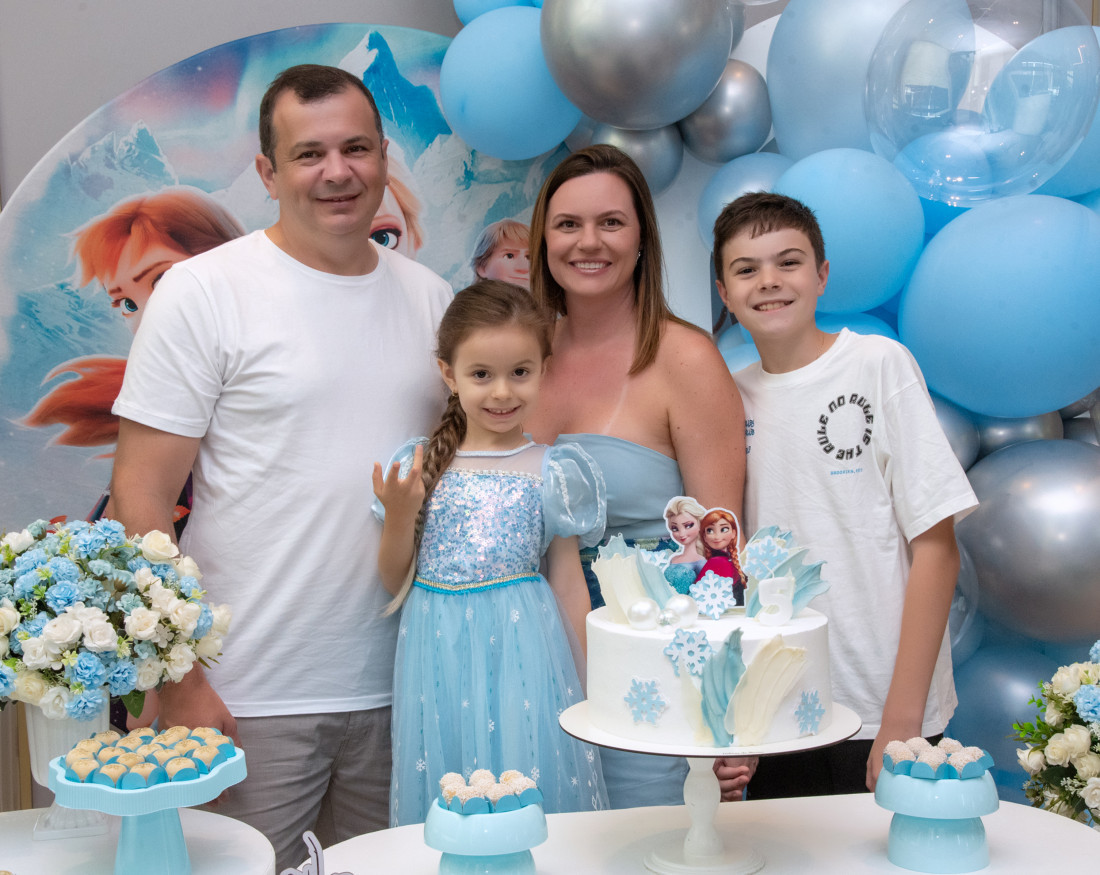 Maria Luiza com os pais Luiz e Bruna e o irmão Gustavo