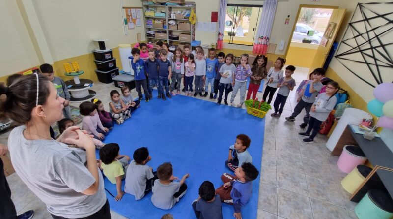 Programação apresenta 54 projetos e aborda alfabetização e práticas pedagógicas voltadas à infância.