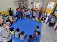 Programação apresenta 54 projetos e aborda alfabetização e práticas pedagógicas voltadas à infância.