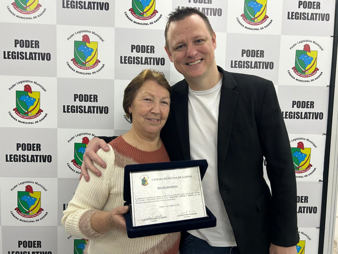 A professora Marlene Amônica Theiss foi homenageada pelo vereador Calinho