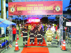 A chegada dos bombeiros que também encararam o trajeto 