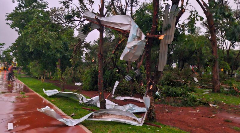 Placas retorcidas no centro da cidade de Xanxerê
