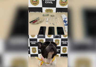 No local, os agentes apreenderam porções de crack e maconha, celulares e materiais usados no fracionamento dos entorpecentes