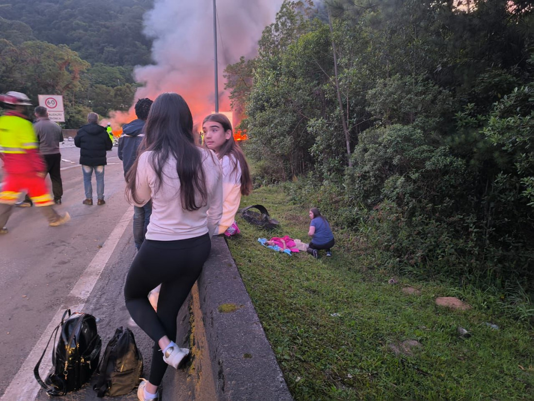 Após a colisão, veículos pegaram fogo