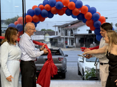 Família Zuchi descerra a faixa de reinauguração na noite de sexta-feira (7)