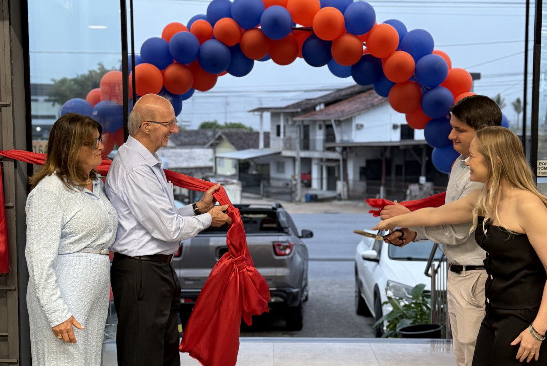 Família Zuchi descerra a faixa de reinauguração na noite de sexta-feira (7)