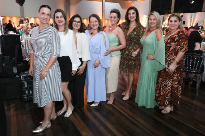  Na foto: Cristiane Söthe, Patrícia Duarte, Dayse Brunken, Rosângela Albanaes, Erotides Zimmermann, a madrinha Cris, esta colunista, Marlete Silva e Solene Moser