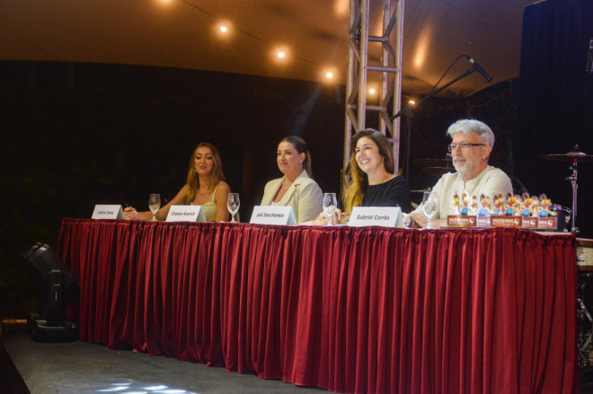 A modelo Letícia Zonta, a primeira-dama de Gaspar, Chaiane Koerich, esta colunista Juli Deschamps e o conceituado especialista em concursos, Gabriel Corrêa