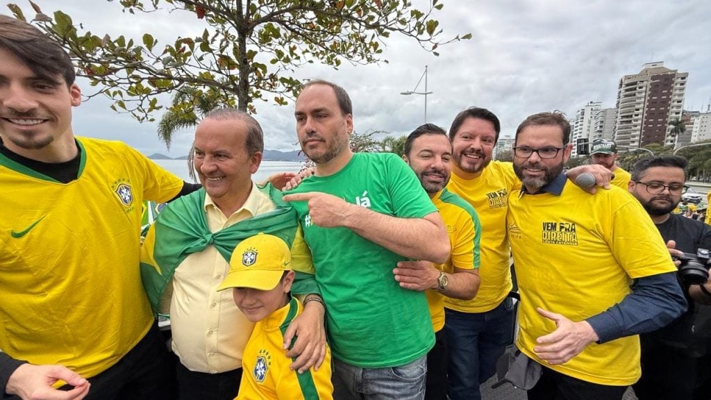 Carlos e Renan Bolsonaro  ao lado do governador de Santa Catarina, Jorginho Mello