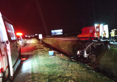 O condutor, de 19 anos, teve ferimento no ombro e foi encaminhado ao Hospital de Gaspar