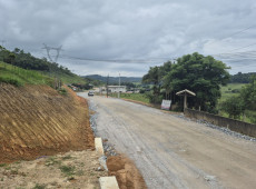 Prefeitura garante primeira camada asfáltica para este ano