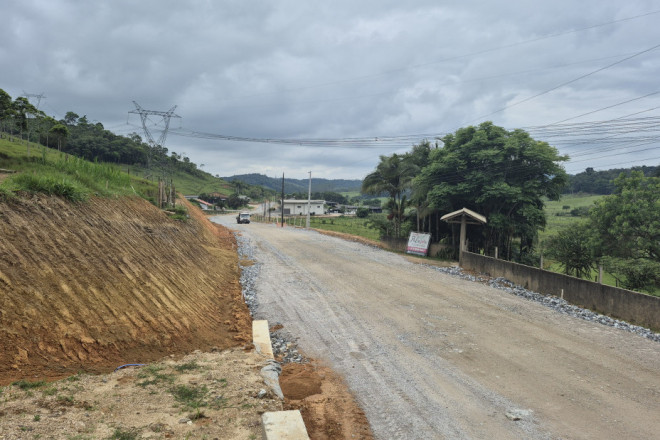Prefeitura garante primeira camada asfáltica para este ano