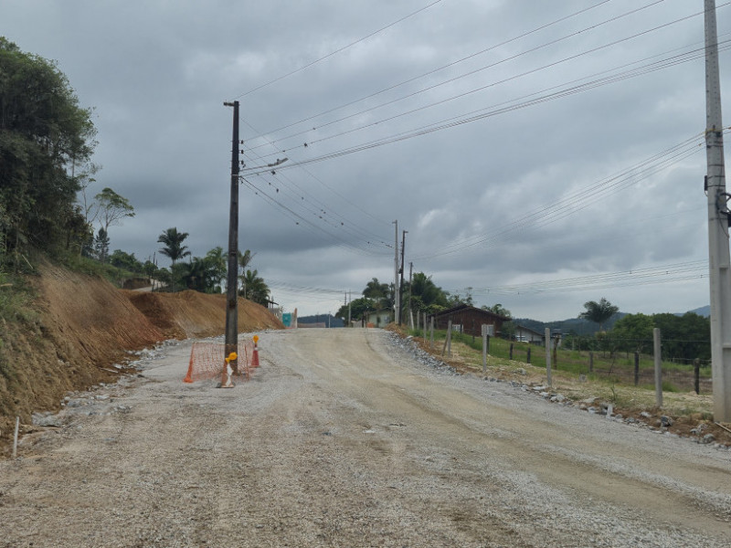 Postes no meio da via ainda precisam ser retirados pela CELESC