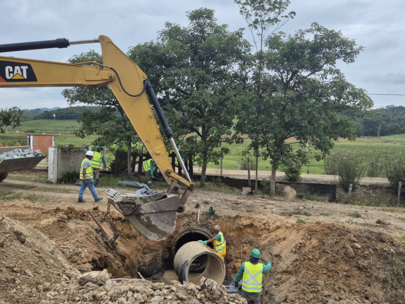 Nesta segunda-feira, di 17, máquina trabalhavam na tubulação de uma vala