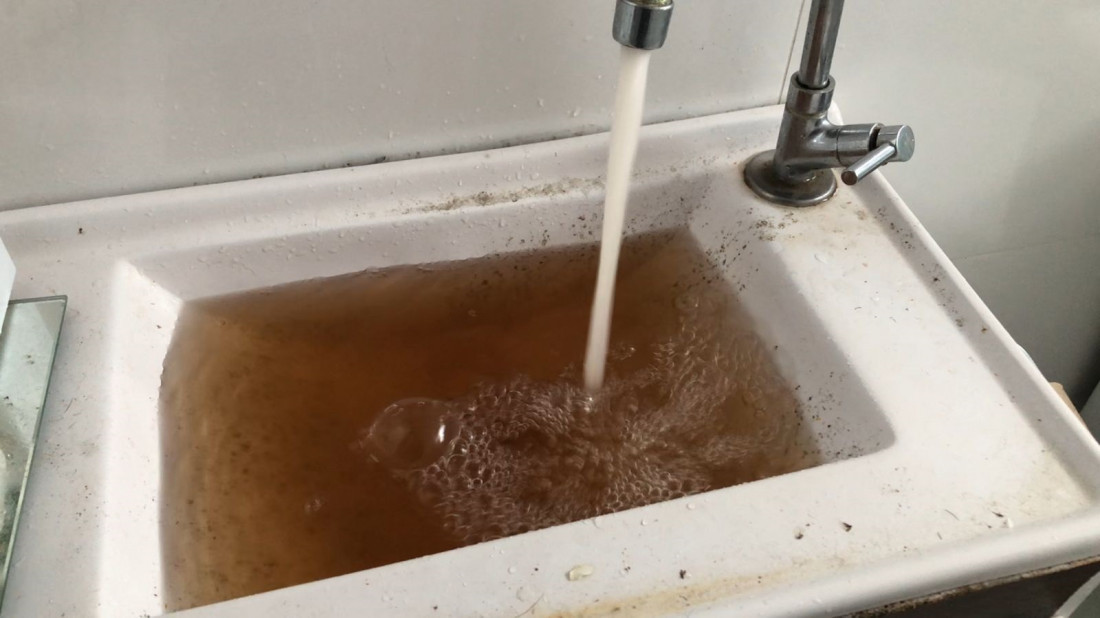 água está com uma coloração bastante escura