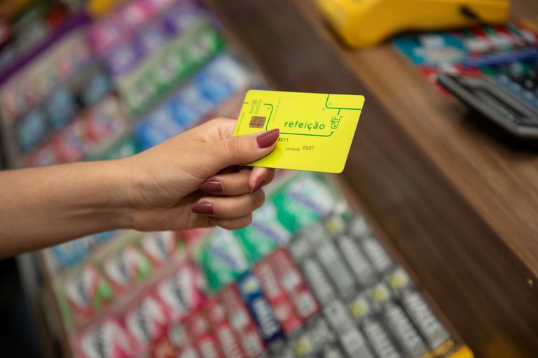 Restaurantes, padarias, mercados e outros estabelecimentos do segmento de alimentação se beneficiam, já que a aceitação de vales e cartões amplia o fluxo de clientes, fortalece o setor e gera previsibilidade financeira
