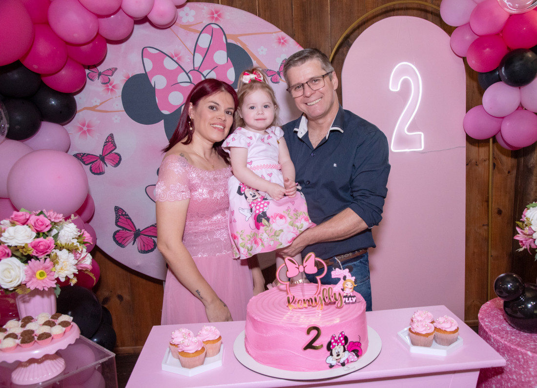 Os pais, Daniel Farias da Silva e Paula Lisiane Silva e a linda Kemylly