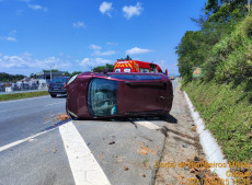 Veículo foi parar no acostamento