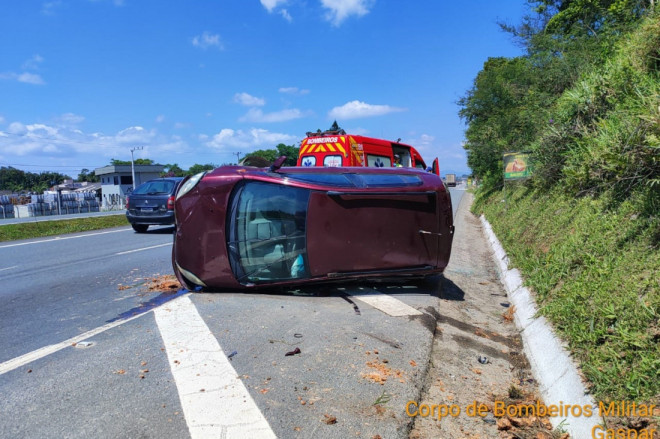 Veículo foi parar no acostamento