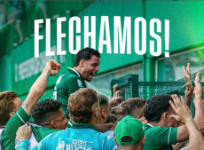 Jogadores e torcida comemorar o gol que recolocou  Chapecoense na Série A em 2026